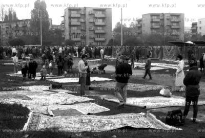 Handel dywanami na targowisku w dzielnicy Gdansk Przymorze....