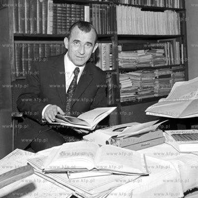 Edmunt Kosiarz - prozaik i dokumentalista. Specjalizuje...