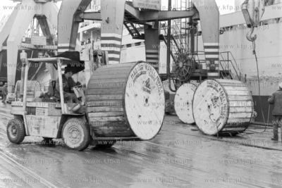 Załadunek kabli na statek Bolesław Prus w porcie...