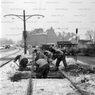 Usuwanie śniegu z torowiska na Podwalu Przedmiejskim...