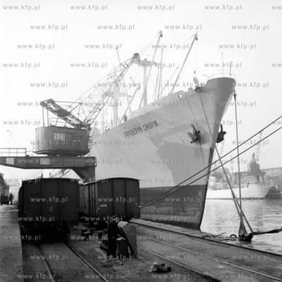 Statek Fryderyk Chopin stoi zacumowany do nabrzeże...