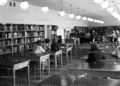 Czytelnia w bibliotece. 
10.1969
3pazdziernik69_z.kosycarz_p7
Fot....