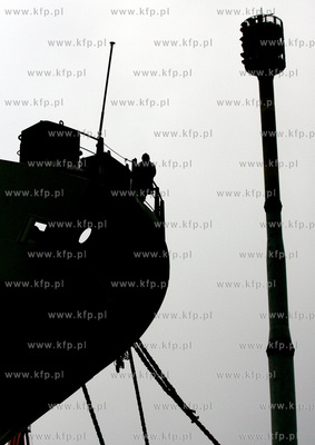 Gdynia. Wodowanie m/s Ariana w suchym doku Stoczni...