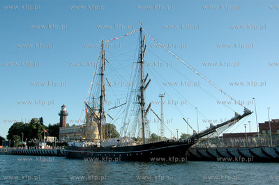 Baltic Sail. Zaglowiec Roald Amundsen zacumowany przy...