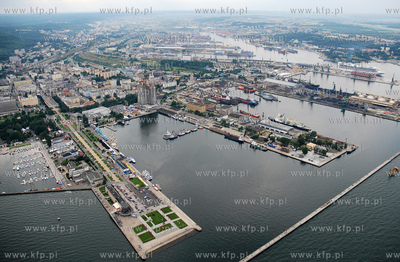Gdynia z lotu ptaka. Nz. Skwer Kosciuszki z basenem...