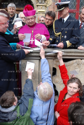 Po uroczystej Mszy sw ulicami Glownego Miasta ruszyl...