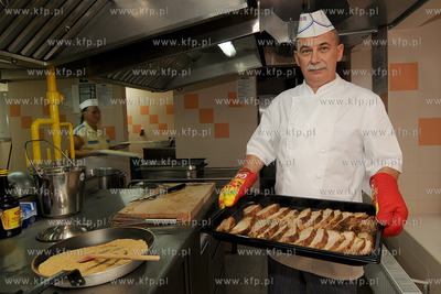 Bar mleczny, ktory prowadza osoby niepelnosprawne dziala...