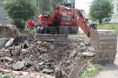 Wyburzanie starej, niedzialajacej przyblokowej kotlowni...