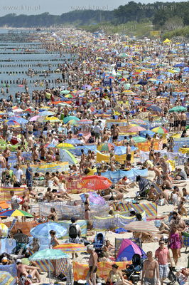 Tlum plazowiczow w samo poludnie na plazy w Mielnie.
04.07.2010
Fot....