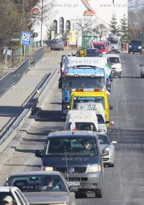 Ponad 100 samochodow blokowalo droge krajowa22 miedzy...
