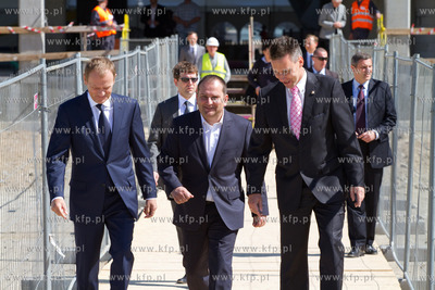 Premier Donald Tusk wizytuje budowe terminala T2 Portu...
