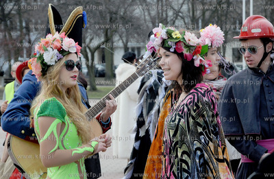 Zawieszenie wiechy na Teatrze Muzycznym w Gdyni. Nz....