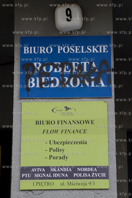 Gdynia. ul. Msciowja. Wandale zaatakowali biuro poselskie...