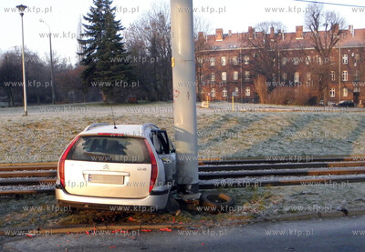 Gdansk, 3 Maja. Samochod marki Citroen wypadl z drogi...