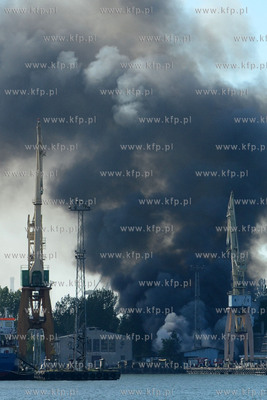 Pozar hali na terenie stoczni Marynarki Wojennej w...