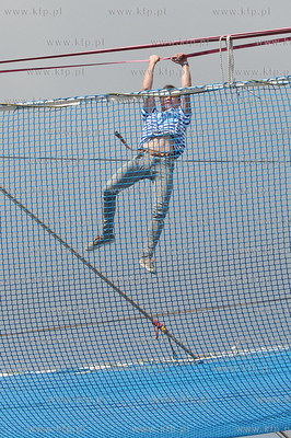 25 metrow nad pokladem Daru Mlodziezy zacumowanym przy...