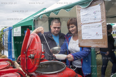 Swieto Miodu Pszczolkowskiego w Parku Lipowym w Pszczolkach...