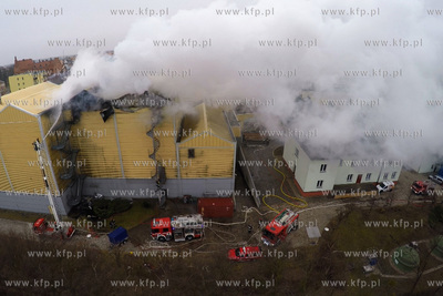 Pozar jeden z hal produkcyjnych, gdzie przechowywane...