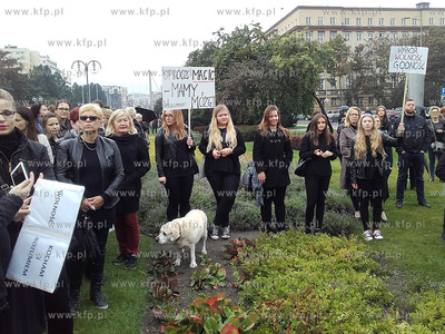 Ogólnopolski strajk kobiet w Gdyni na Skwerze Kościuszki....