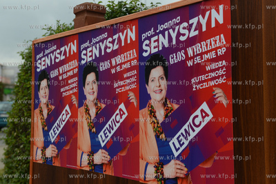 Plakaty wyborcze Joanny Senyszyn w Rumi na ul. Dąbrowskiego....