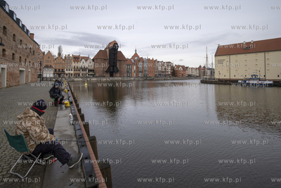 Gdańsk. Żuraw i budynki Narodowego Muzeum Morskiego....