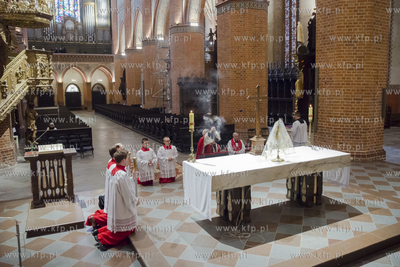 Z powodu pandemii koronawirusa wierni nie mogą uczestniczyć...