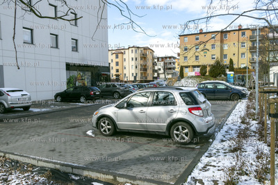Parking przed sklepem sieci Delikatesy Fart na Cichej...