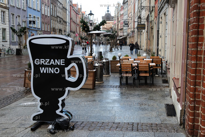 Ogródek gastronomiczny przy ulicy  Długiej w Gdańsku....