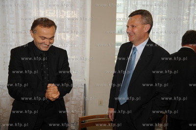 Minister Aleksander Grad w Stoczni Gdynia. Po lewej...