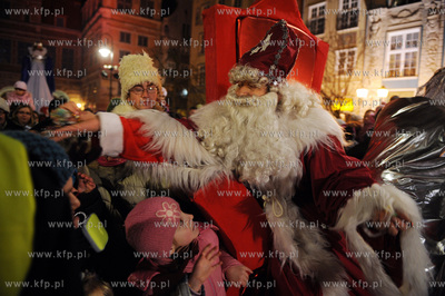 Gdansk. Sw. Mikolaj tradycyjnie przybyl do miasta lodzia....