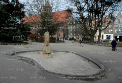 Gdansk. Fontanna na skwerze miedzy ul. Swietojanska...