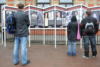 Dworzec PKP w Gdansku - wystawa poswiecona Kindertransportom...