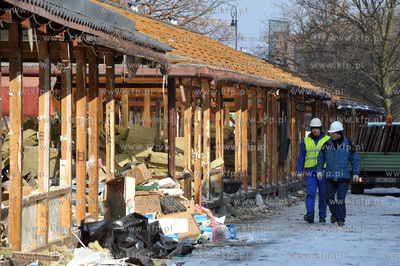 Rozbiorka pawilonow handlowych wzdluz starych murow...