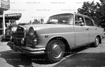 Samochod Mercedes tzw skrzydlak zaparkowany na Targu...