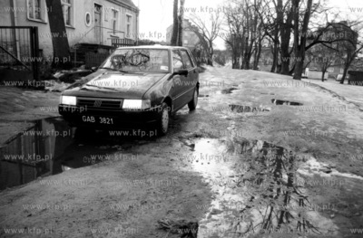 Gdansk Siedlce, fiat uno stojacy w kaluzy na ul. Malczewskiego...