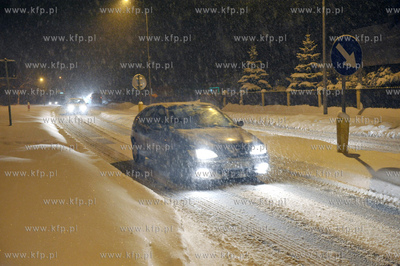 Samochody jada zima przez Lezno na trasie Zukowo Gdansk...