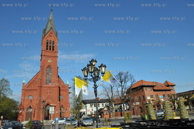 Kosciol Sw. Kazimierza  i Rynek w Kartuzach na Kaszubach...