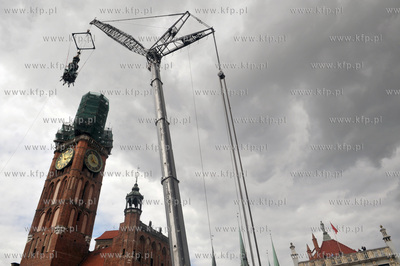 Po zdemontowaniu szczytowej czesci helmu wiezy Ratusza...