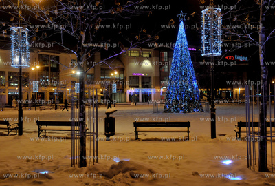 Plac Przyjaciol Sopotu w Sopocie w zimowo nocnej scenerii....