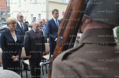 Gdańsk, ul. Kładki. Uroczystość przy tablicy upamiętniającej...