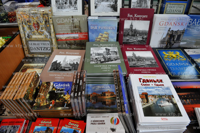 Księgarnia firmy Dom Książki na rogu al. Grunwaldzkiej...