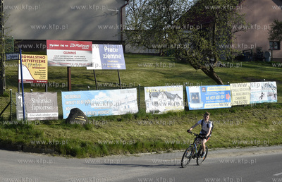 Garcz, gmina Chmielno. Bannery reklamowe na płocie...