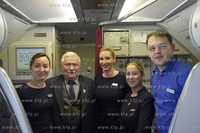 Lech Walęsa na pokładzie samolotu airbus linii Wizzair...