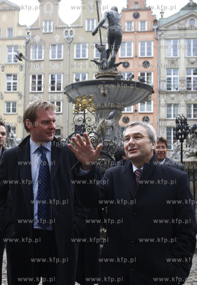 Sekretarz Generalny UEFA David Taylor ( nz ) odwiedzil...