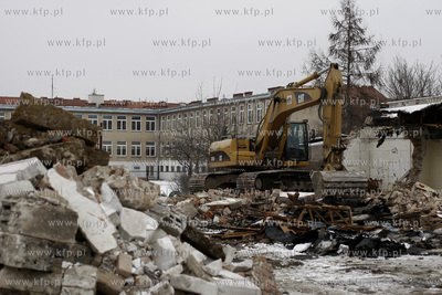 Gdansk. Rozbiorka bylych magazynow  przy ul Hynka polozonych...