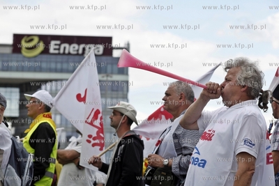 Gdansk. Demonstracja pracownikow firmy energetycznej...