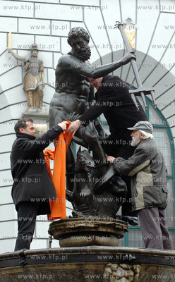 Prezydent Gdanska Pawel Adamowicz wiesza pomaranczowy...