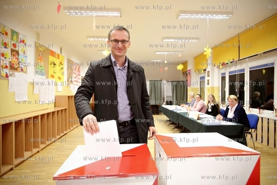 Pruszcz Gdanski.  Wybory samorzadowe. Nz. glosuje burmistrz...