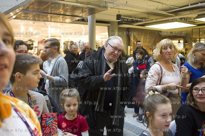 25. Finał WOŚP w C.H. Manhattan. Nz. licytacja między...