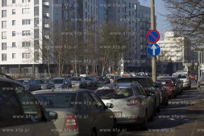Zaparkowane auta przy al. Legionów w Gdyni.
15.02.2017
fot....